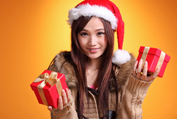 Una mujer joven con dos pequeñas cajas de regalo en el Boxing Day