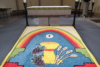 Alfombra floral con el motivo de la Última Cena cáliz en Corpus Christi en la iglesia parroquial.