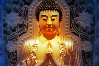 Una estatua de Buda de oro en el cumpleaños de Buda delante de un fondo azul.