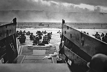 Tropas del Ejército de Estados Unidos en el aterrizaje del día D en la playa de Omaha en Francia.