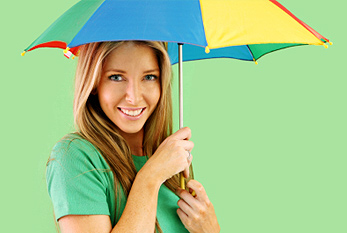 Una mujer que ha abierto un paraguas en una habitación verde.