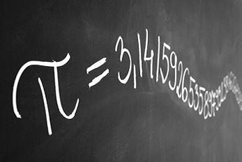 Los primeros dígitos de la constante matemática pi en una pizarra.