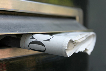 Un periódico en el buzón.