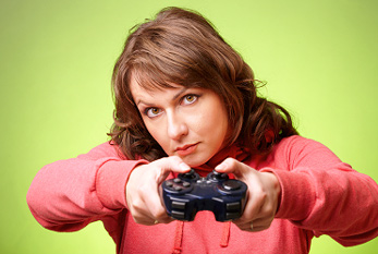 Mujer con gamepad jugando un juego de video.