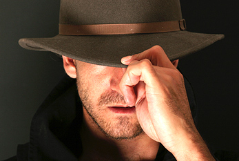 Hombre del misterio que llevaba sombrero de vaquero.