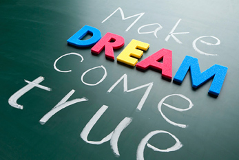 "Make your dream come true" que significas "haga su sueño realidad" en letras de colores en la pizarra.