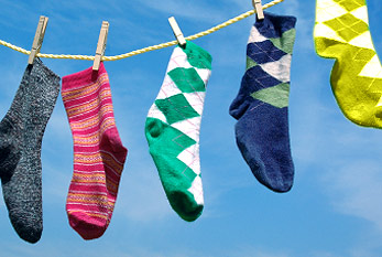 Calcetines solitarios sin socios en el tendedero: El Día de los Calcetines Perdidos conmemora los que faltan.