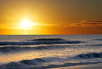 Salida del sol en el mar.