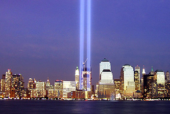 Dos columnas de luz en el horizonte de Nueva York, que evocan las torres gemelas destruidas del WTC (en 2004).