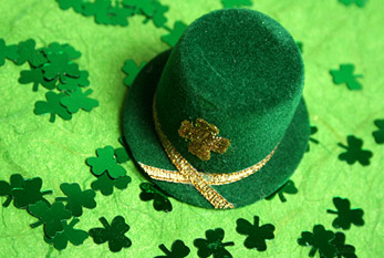 Con el Día de San Patricio el color verde se asocia. Símbolos conocidos son el trébol y la ropa de color verde, que incluye por ejemplo, un sombrero verde.