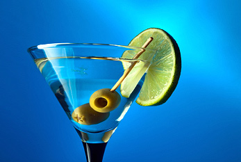 Martini en una copa de cóctel con una aceituna.