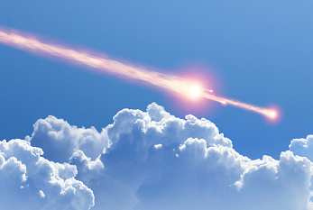 Impacto de un asteroide contra el cielo azul y las nubes.