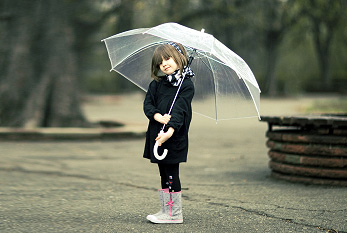 Una chica joven con un paraguas.