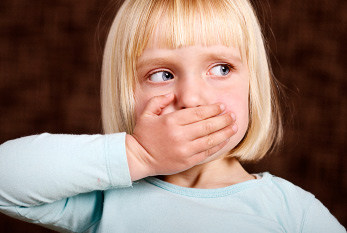 Una niña se aferra a su boca: La tartamudez es sentida por muchos interesados ??como desagradable.