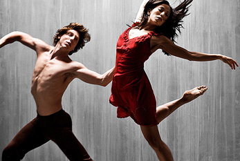 Dos bailadores de la forma de la danza Modern Dance.