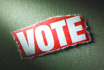 Un pedazo de papel rojo con inscripción en blanco "Vote" para español "votar": Cada voto en una democracia tiene el mismo peso.