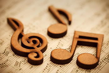 Las notas musicales de madera en una vieja hoja de la música.