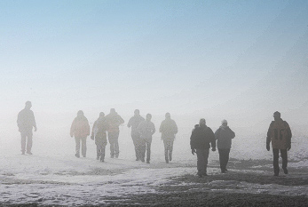 Siluetas humanas que están desapareciendo en la niebla.