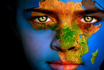 Niño con la proyección de un mapa de África en la cara.
