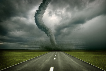 Gran tornado sobre la carretera.