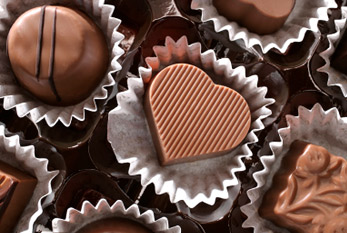 Caramelos de chocolate en una caja en el día más dulce.