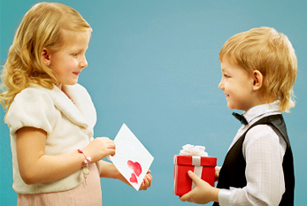 Dos niños dan los regalos de bondad.