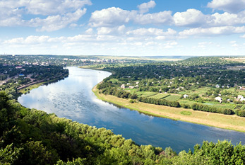 El Dniester río en Soroca en Moldavia en un día agradable con el cielo azul y algunas nubes.