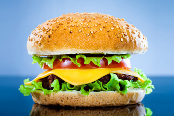 Una deliciosa hamburguesa con queso sobre un fondo azul.