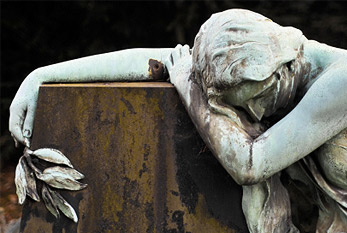 Estatua doliente en una tumba como un monumento en el Día de Conmemoración de los Drogadictos Muertos.