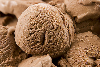 Una bola de helado de chocolate.
