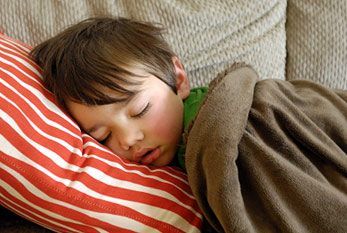 Un niño que duerme en el día Nacional del Dormilón.