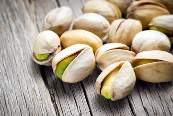 Pistachos en el fondo de madera.