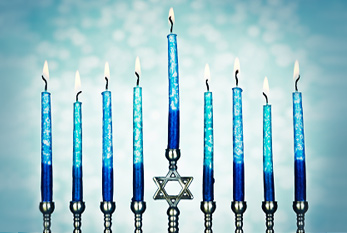 A Menorah Hanukkah con velas encendidas.