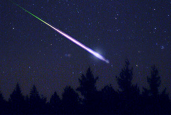 Una estrella fugaz de la ducha de meteoros de leónidas en el año de 2009.