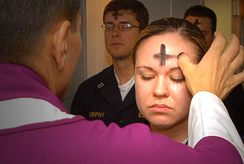 Una mujer recibe las cenizas sacramentales durante una celebración del Miércoles de Ceniza.