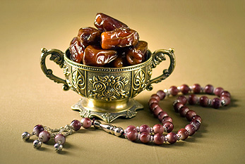 Misbaha (cuentas de oración) y las fechas en un recipiente durante el Ramadán.
