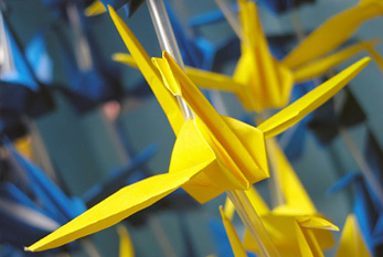 Algunas decoraciones de origami que se characterisitc para el Festival de Tanabata en Sendai Japón.