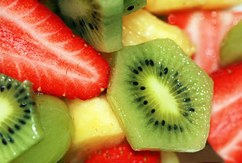 Ensalada de frutas con fresas y kiwi sobre Tu biSchevat.