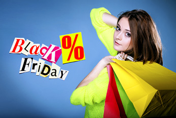 Mujer joven con bolsas de la compra de papel.